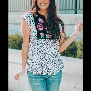 NWT Savanna Jane Leopard Cheetah animal Print Top Tee Shirt S